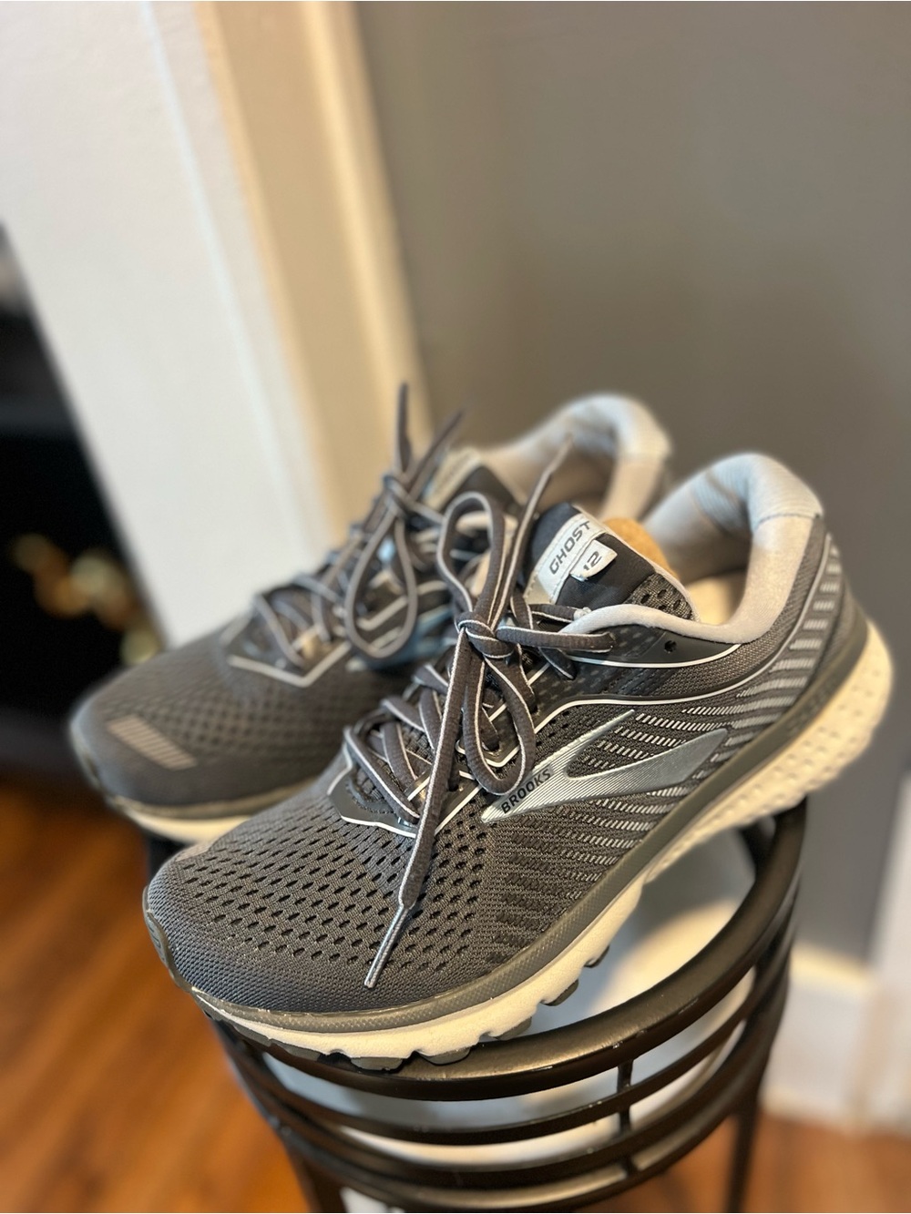 Brooks women  size 8 Gray Lace-Up Low Top Athletic Sneaker detail in the photo